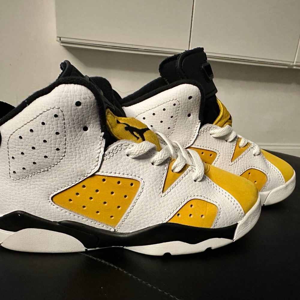 JORDAN 6 RETRO (PS) Kids White And Yellow  OCNIRE BLACK GLANC/NOIRUAUNE OGILE